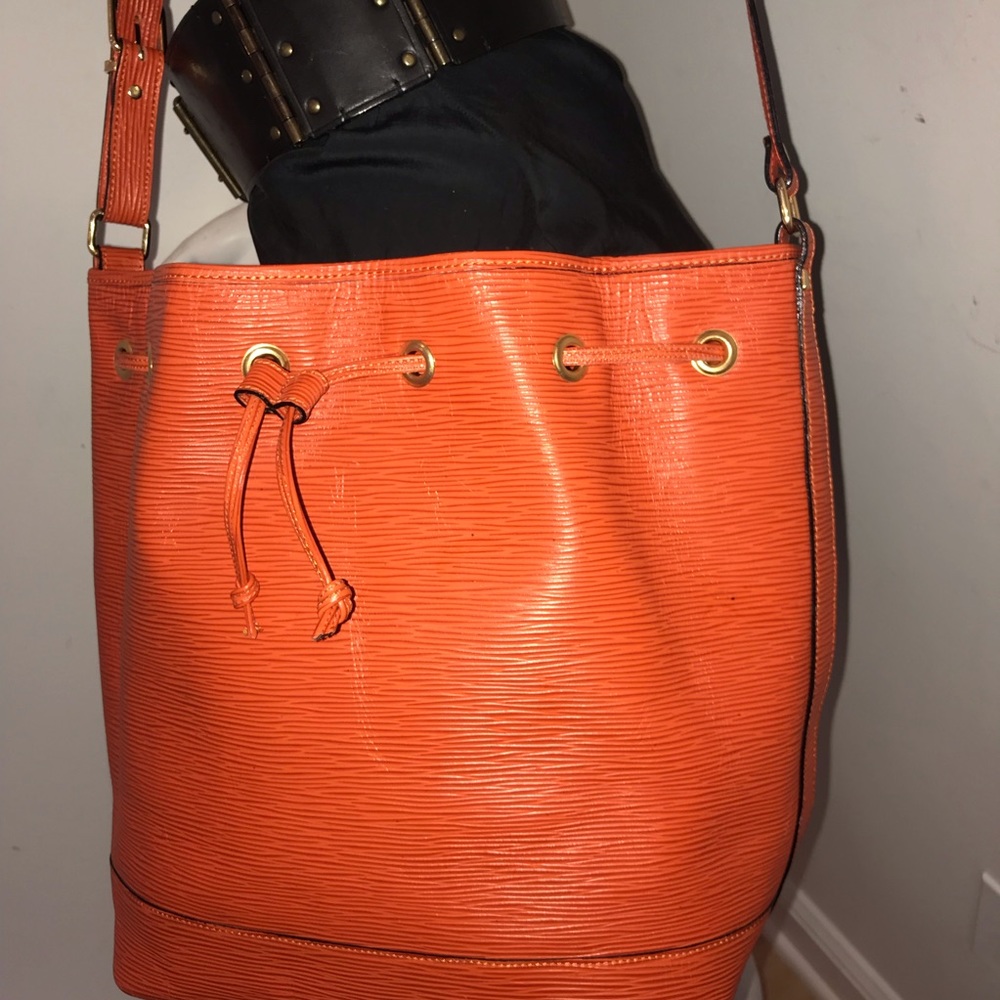 Spectacular vintage Siso epi leather orange drawstring bucket LARGE embo… - Picture 3 of 8